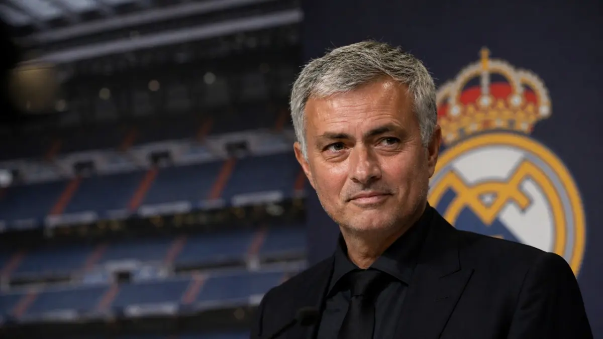Jose Mourinho dikabarkan siap menurunkan ekspektasi gajinya demi bisa kembali menukangi Real Madrid dan menggantikan posisi Alvaro Arbeloa pada musim panas 2026. (ai/rifki/halojember)