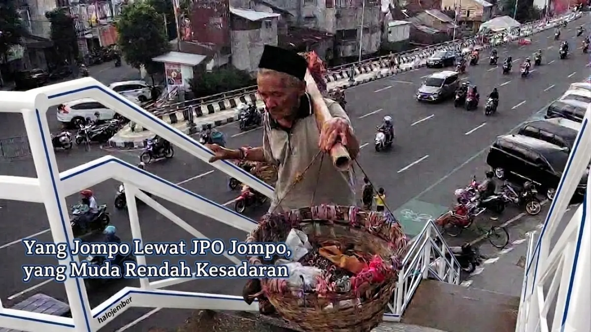 BAGAIMANA INI: Jembatan Penyeberangan Orang (JPO) di Jember ternyata banyak dilewati orang-orang yang sudah jompo, sementara anak muda banyak rendah kesabarannya dan abai keselamatan tanpa lewat JPO. (JUMAI/HALOJEMBER)