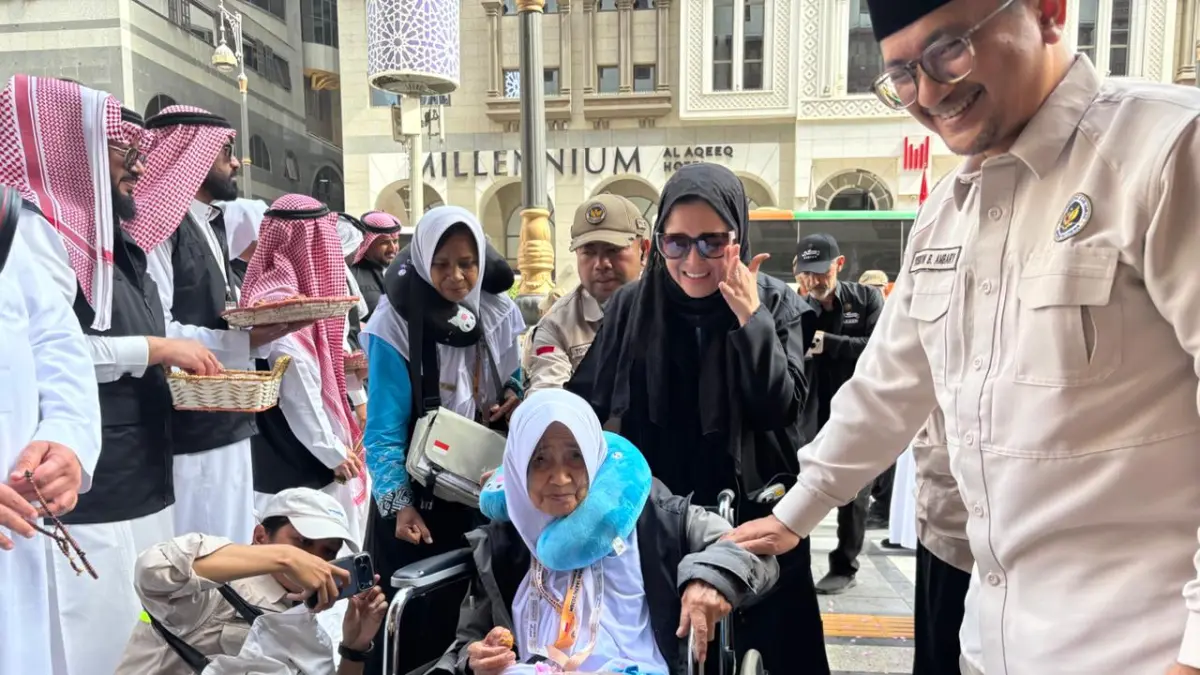 Jemaah haji yang tiba di Madinah. Satu Jemaah Haji Asal Embarkasi Solo Wafat di Madinah, Pemerintah Pastikan Hak Terpenuhi. (Kemenhaj)