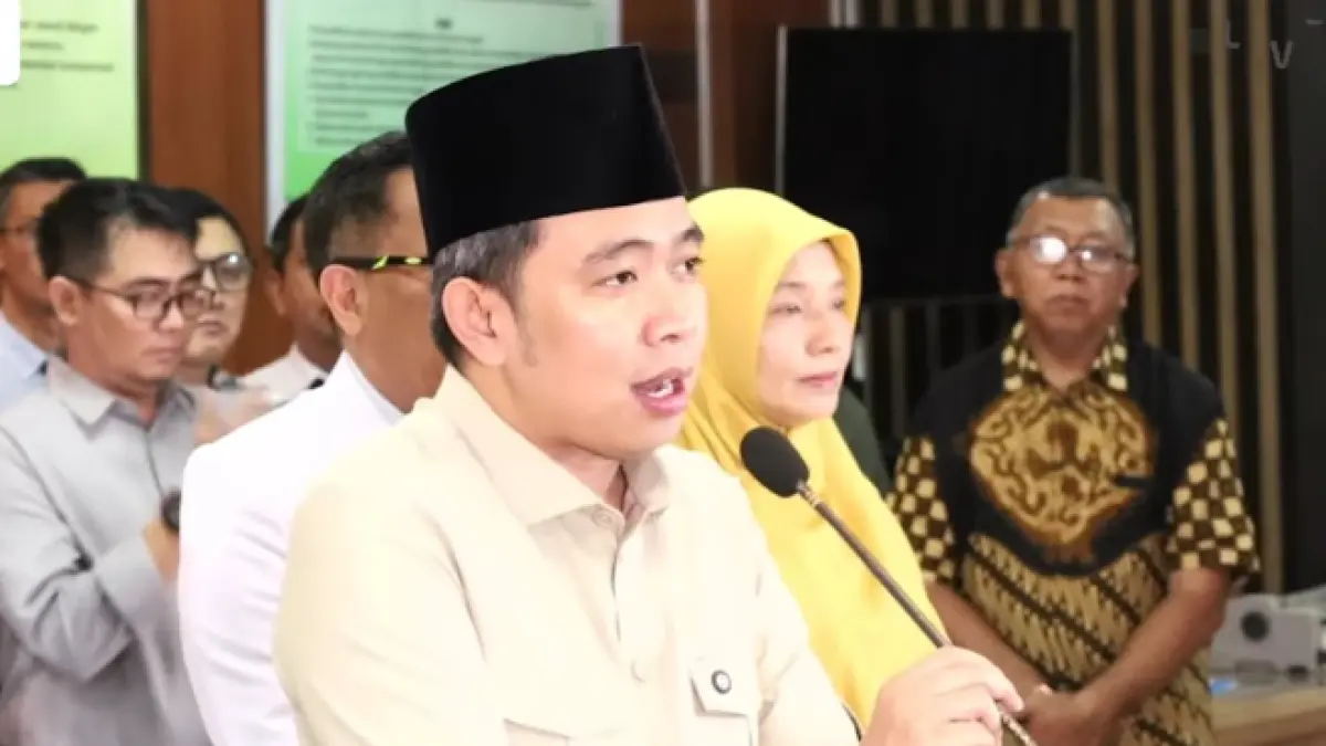 Bupati Jember Muhammad Fawait menyampaikan kabar gembira berupa penghapusan denda pajak seratus persen. (Maulana/Radar Jember)