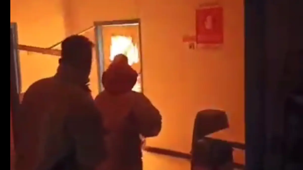 Damkarmat Satpol PP Jember berjibaku memadamkan api di sebuah warung di Kelurahan Kebonsari, Kecamatan Sumbersari, Jember, Senin (27/4/2026). (Tangkapan layar video Damkarmat Jember)