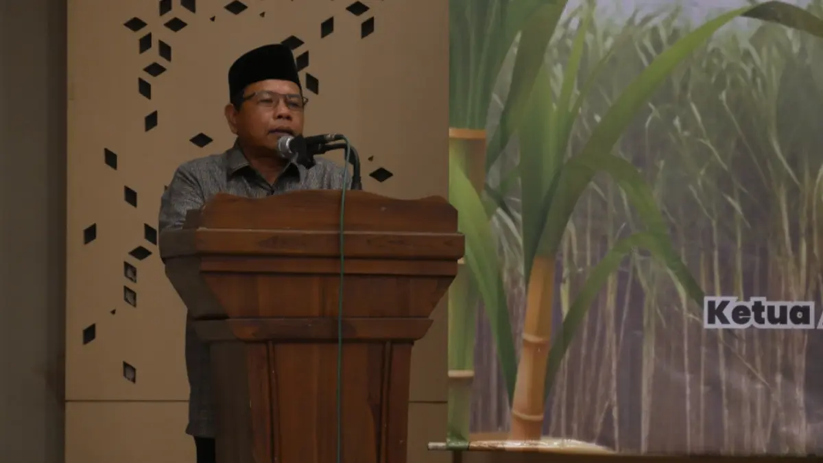 Ketua APTR PG Glenmore Siswono dalam konsolidasi petani tebu di Jember. (Sidkin/Halojember)