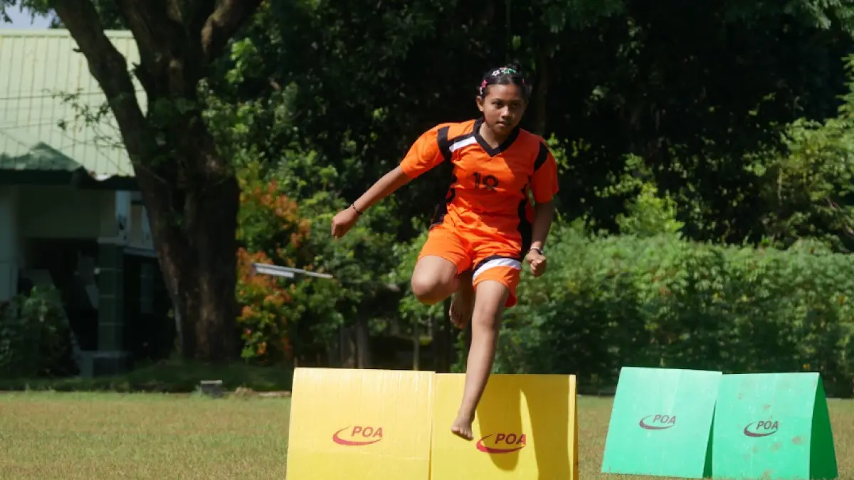 SELEKSI: Siswa SD di Kecamatan Patrang mengikuti seleksi O2SN cabor atletik di Lapangan Brigif Raider 9 Jember, Sabtu(18/4/2026). (Sidkin/Halojember)