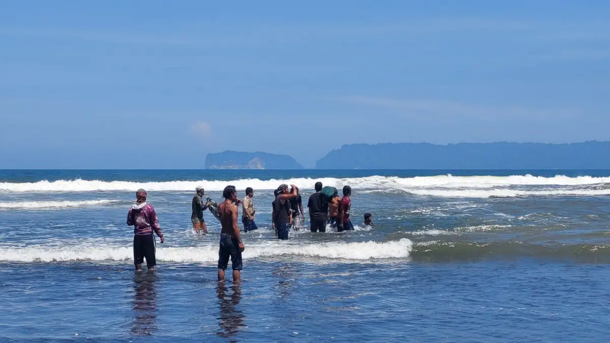Suasana evakuasi tiga kakak beradik yang terseret ombak Pantai Puger. Jember. Diduga ketiganya lolos dari pengawasan sang ibu yang asyik main TikTok. (Jumai/Radar Jember)