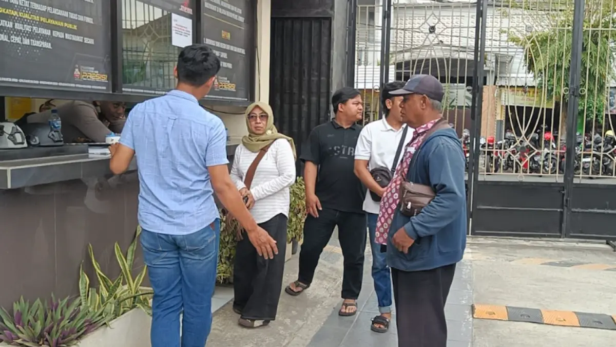Warga Bangsalsari melaporkan adanya dugaan pengerusakan lapak pedagang ke Polres Jember. (Ishak)