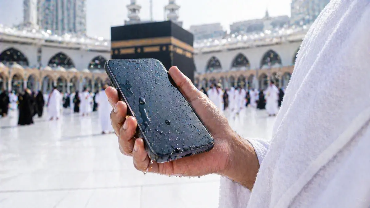 Menggunakan HP cocok untuk kebutuhan jamaah haji Indonesia tahan air memberikan ketenangan bagi kamu saat menjalankan ibadah karena perangkat aman dari percikan air dan debu ekstrem. (ai/rifki/halojember)