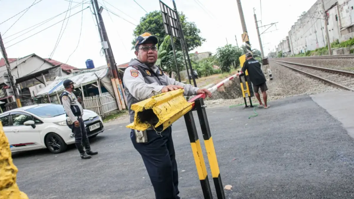 138 Perlintasan Liar Kereta Api Diminta Segera Ditutup, Pengamat: Tak Ada Kompromi! (Hanung Hambara/Jawa Pos)