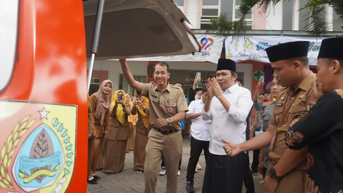 Bupati Jember Gus Fawait saat melihat langsung penanganan darurat salah seorang warga yang harus dirujuk dari Puskesmas ke rumah sakit daerah, di sela-sela turun ke masyarakat, di Kecamatan Ajung, beberapa pekan lalu. (MAULANA/RADAR JEMBER)
