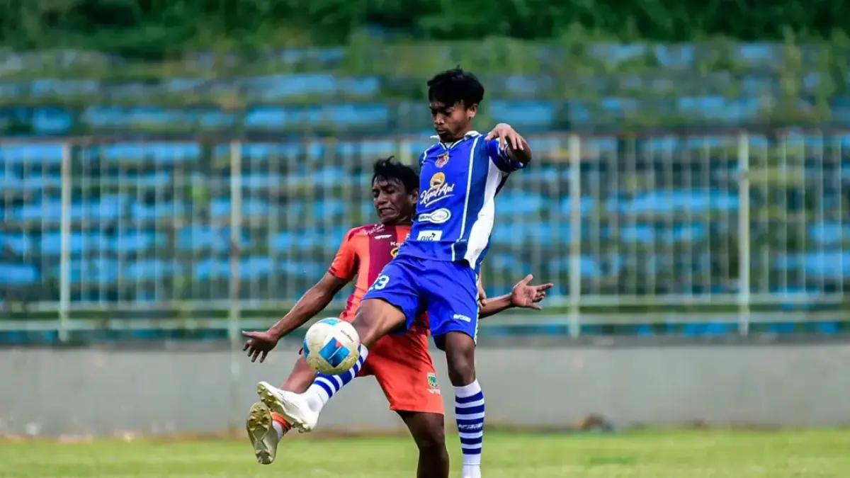 Pemain Persid (biru) saat menjajal kekuatan Persekoba Batu di laga ujicoba untuk persiapan Liga 4 Nasional (Persid Jember)