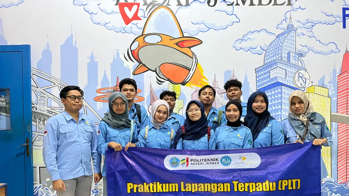 ANTUSIAS: Sejumlah Mahasiswa berkunjung ke dapur redaksi Jawa Pos Radar Jember untuk belajar alur pembuatan berita dan film. (YULIO FARUQ AHMADI/RADAR JEMBER)