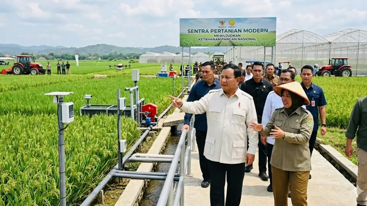 Presiden Prabowo meninjau sentra pertanian modern kemarin dalam gambar ilustrasi. (nurhariri/ai/halojember)