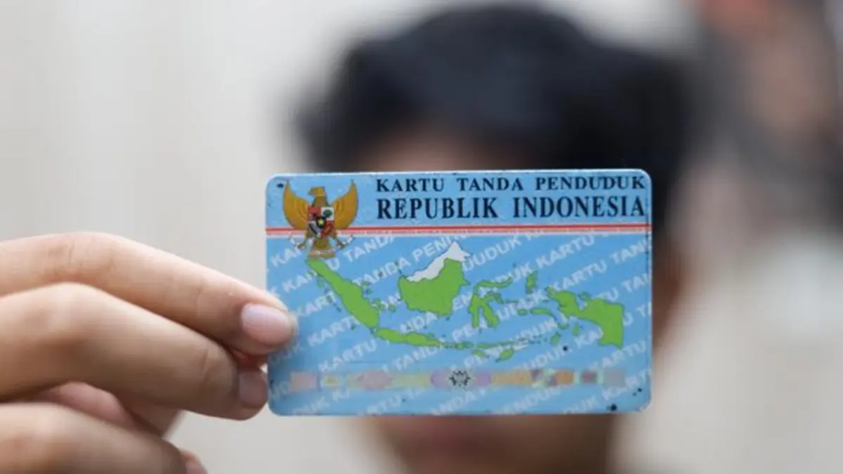 Dirjen Dukcapil resmi melarang penggunaan fotokopi KTP dan mewajibkan penggunaan card reader untuk melindungi kerahasiaan data pribadi kamu mulai Mei 2026. (Ilustrasi KTP. Shutterstock)