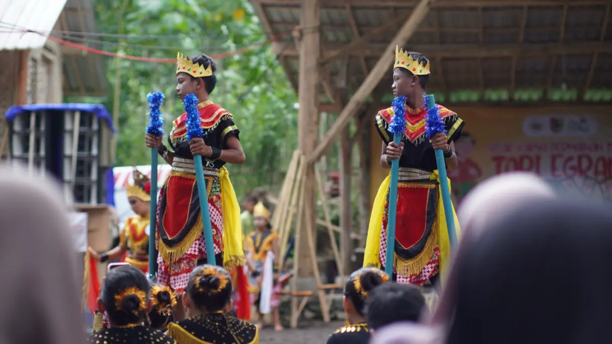 Penampilan Tari Egrang di Pasar Lumpur Tanoker beberapa waktu lalu (Yulio/Halo Jember)