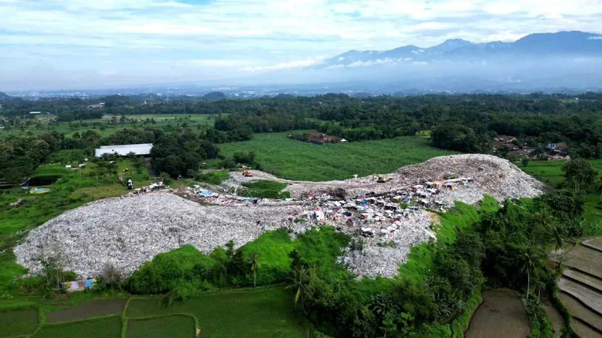 PUSAT SAMPAH: Foto dari udara TPA Pakusari pada tahun 2024 lalu. Kini, TPA tersebut terus menjadi sorotan. (Yulio/halo jember)