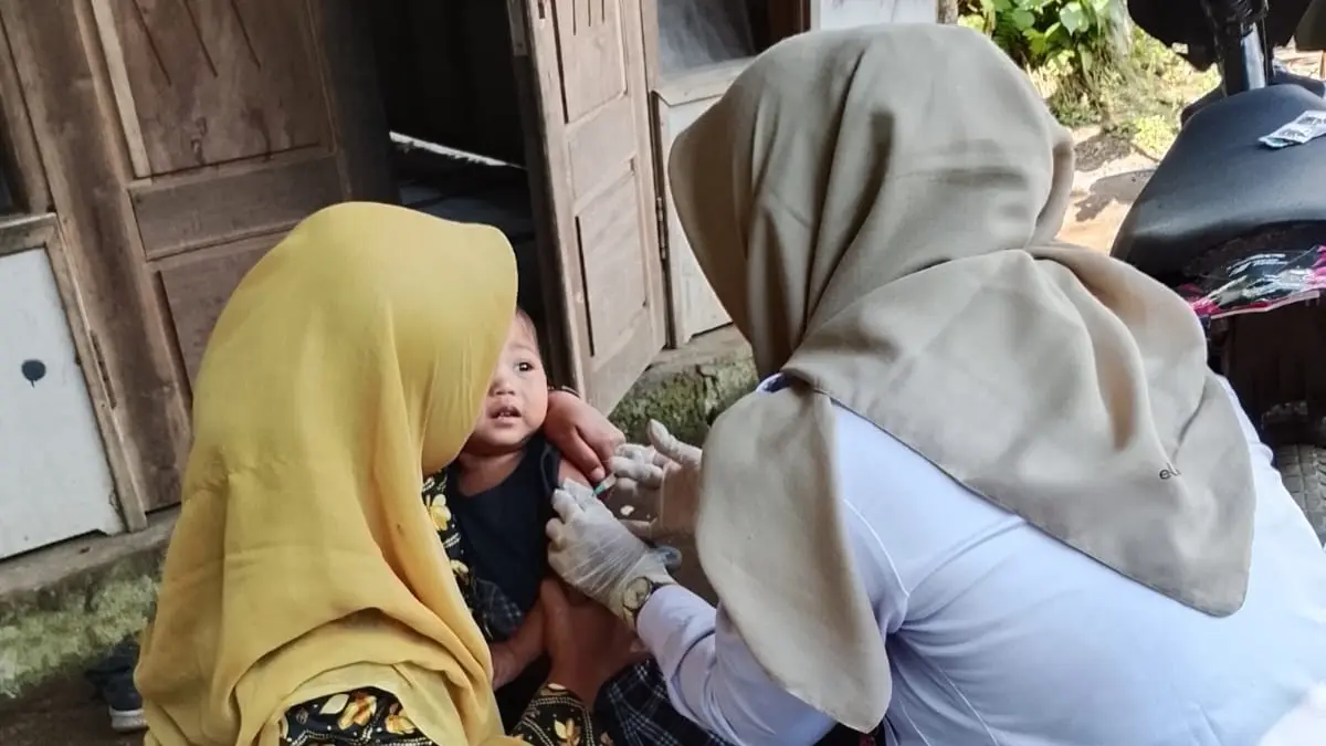 Imunisasi campak yang dilakukan Dinkes P2KB Jember untuk menekan angka kasus. Sampai saat ini, ada 25 warga Jember positif terkena campak. (PPID Jember) 