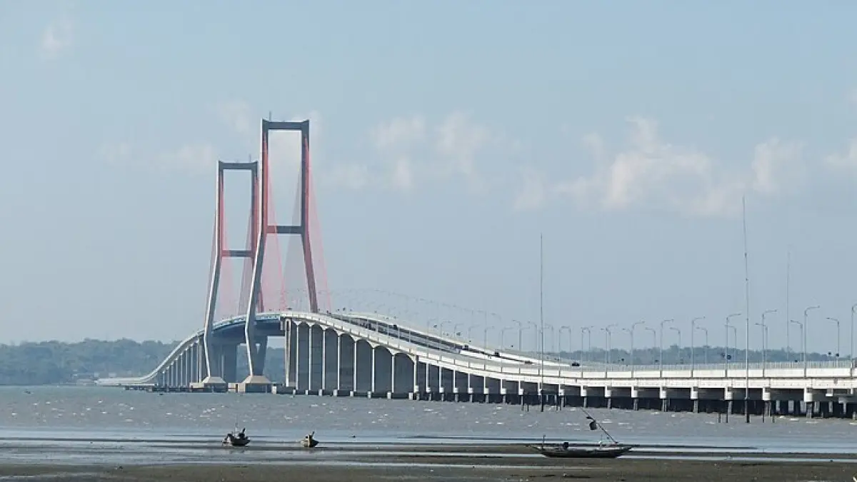 Jembatan Suramadu penghubung Surabaya dan Madura (Wikipedia)