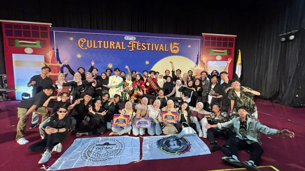 Tim IKPMJ Jember tampil memukau dan sukses memborong tiga penghargaan bergengsi di ajang Cultural Festival 15 UGM lewat kolaborasi apik musik patrol dan tari daerah secara organik. (Dokumentasi IKPMJ)