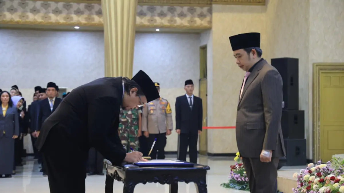 ERA BARU: Bupati Jember Muhammad Fawait melantik tiga direksi baru PDP Kahyangan, di Pendapa Wahyawibawagraha, Rabu (13/5) malam.  (DISKOMINFO JEMBER)