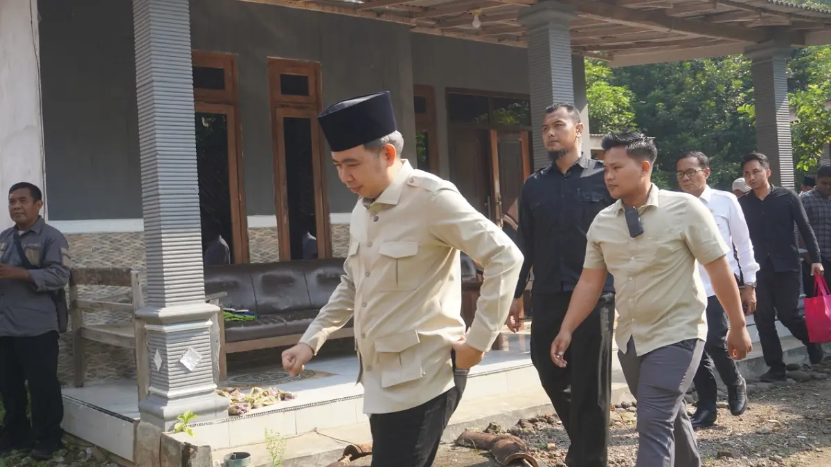 TEMUI WARGA: Bupati Jember Gus Fawait saat kesempatan turun menyapa masyarakat di Kecamatan Panti untuk meninjau realisasi program pembangunan rumah tidal layak huni, Jumat (15/4).(MAULANA/RADAR JEMBER)
