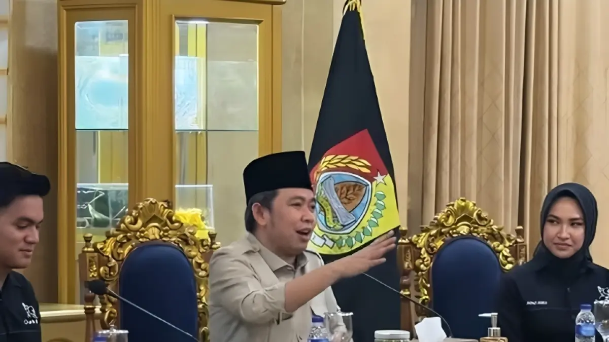 SAMBUTAN HANGAT: Bupati Gus Fawait saat menerima kunjungan dari kontestan Gus Ning Jember 2026 di Pendapa Wahyawibawagraha, (12/5). Tak berselang lama, ia kembali menerima lawatan siswa-siswi MAN 1 Jember (13/5) seusai memenangkan lomba Cerdas Cermat 4 Pilar MPR RI.(Dokumentasi GUS FAWAIT untuk halo jember)
