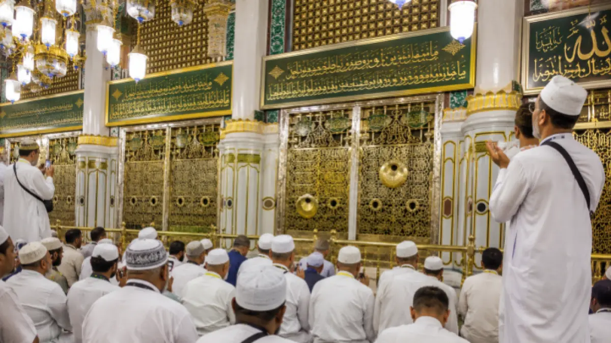 Ilustrasi Jamaah Haji beribadah di dalam Masjid Nabawi (AI/Halojember)