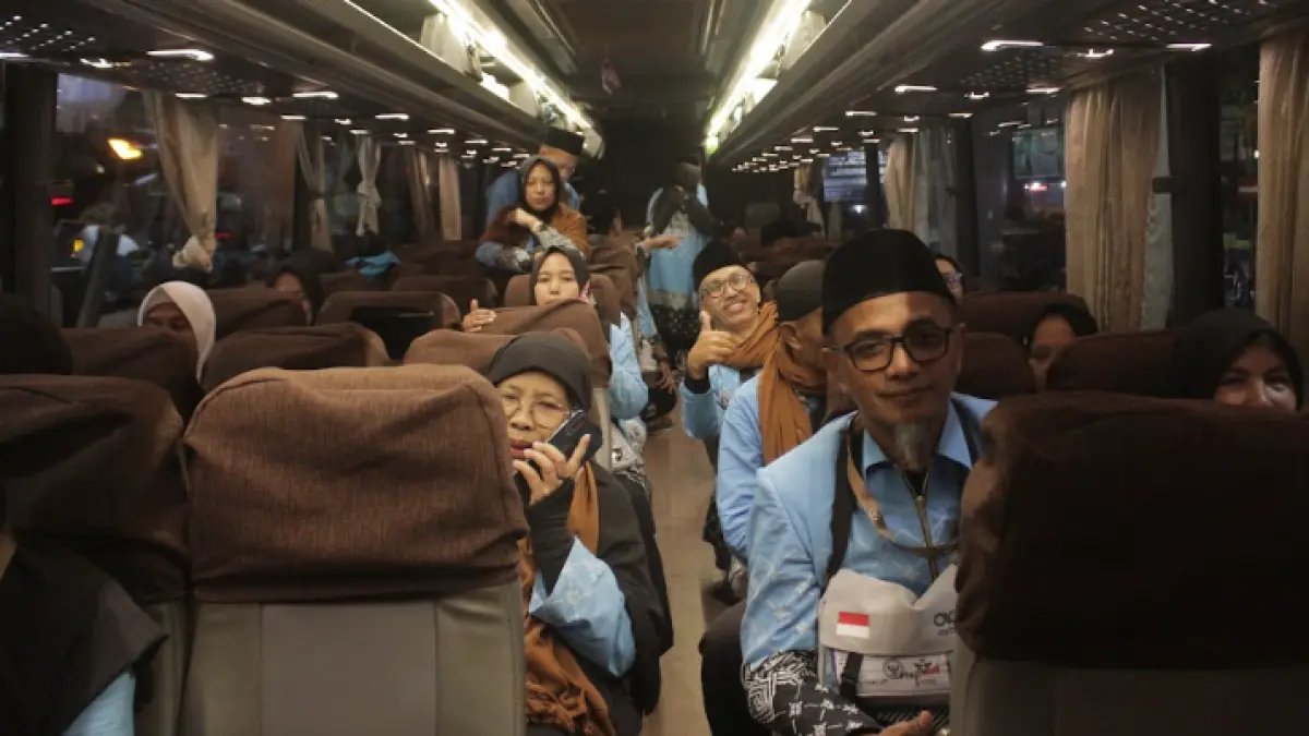 Calon jemaah haji Bondowoso berada di bus sebelum berangkat menuju Asrama Haji Sukolilo Surabaya. Bupati Bondowoso titip pesan ini kepada jemaah. (Ilham Wahyudi/Halo Jember)