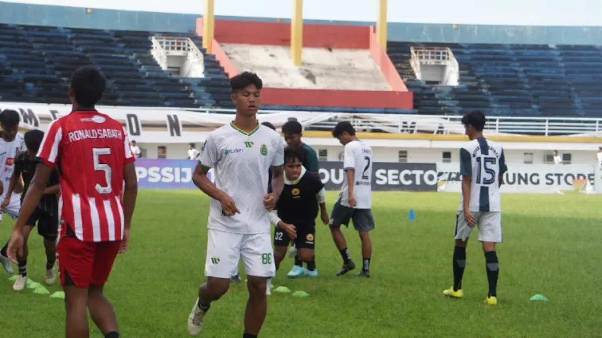 JAGA KEBUGARAN: Sesi latihan Persid Jember beberapa waktu lalu di Stadion JSG. Skuad Macan Raung berada di grup P bersama perwakilan tiga tim dari Indonesia Timur. (SIDKIN ALI/HALO JEMBER)