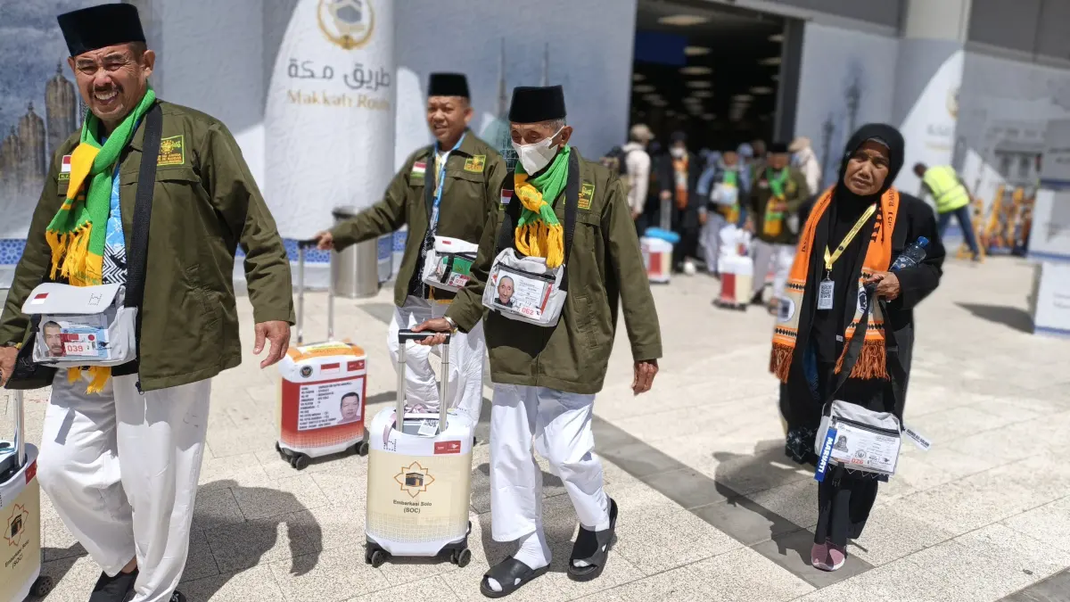 Jemaah haji Indonesia membawa koper. Petugas Bea Cukai Bandara Jeddah membongkar koper dan temukan 100 slop rokok. (Kemenhaj)