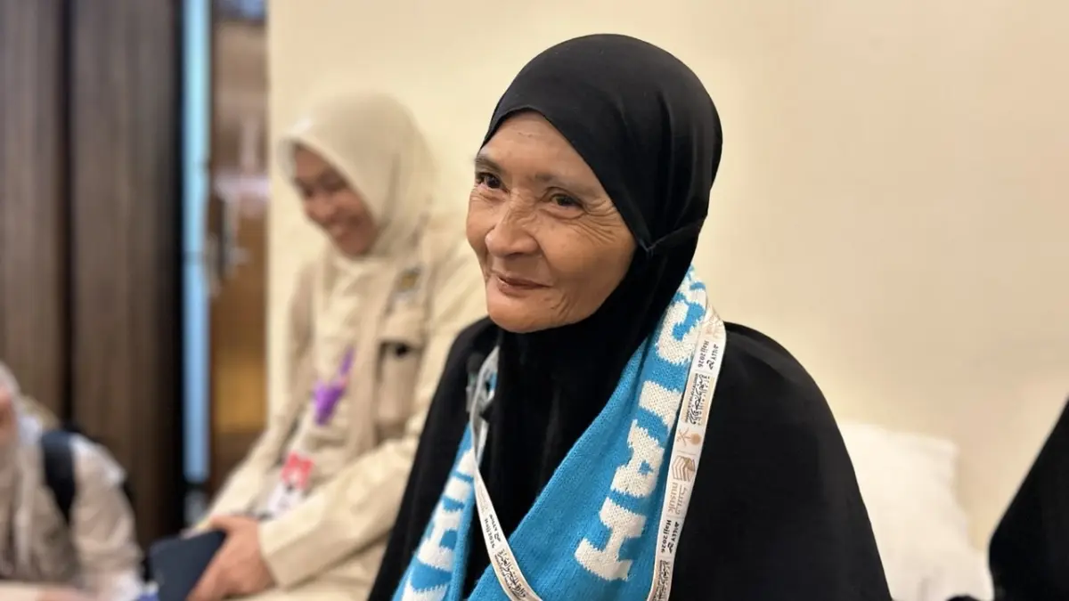 Jumariah, jemaah haji indonesia yang menginspirasi dan menjadi icon haji Indonesia. Selama 20 tahun ia menabung di ember, tangisnya pecah saat pertama kali melihat Ka’bah. (Kemenhaj)