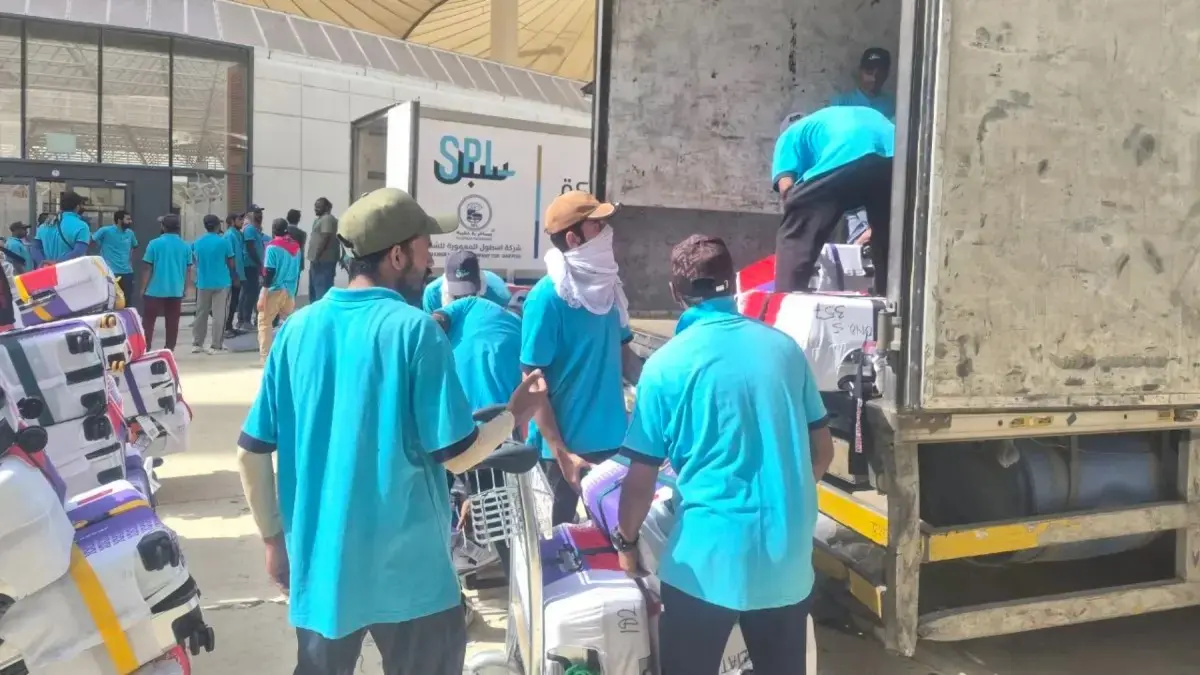 Petugas memasukkan koper jemaah haji ke truk. Di Bandara Jeddah, koper seorang jemaah haji disita karena kedapatan membawa 100 slop rokok. Apakah jemaah haji boleh membawa rokok? (MCH)