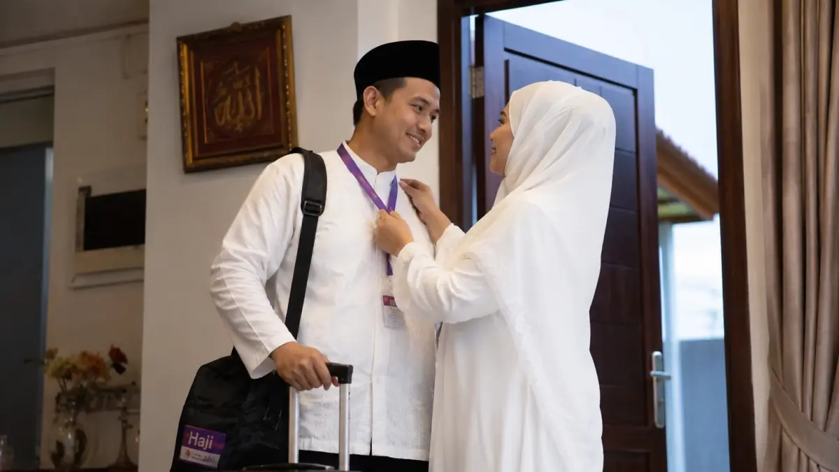 Gambar pasangan suami istri mempersiapkan haji (Brillian Abdillah/ai)