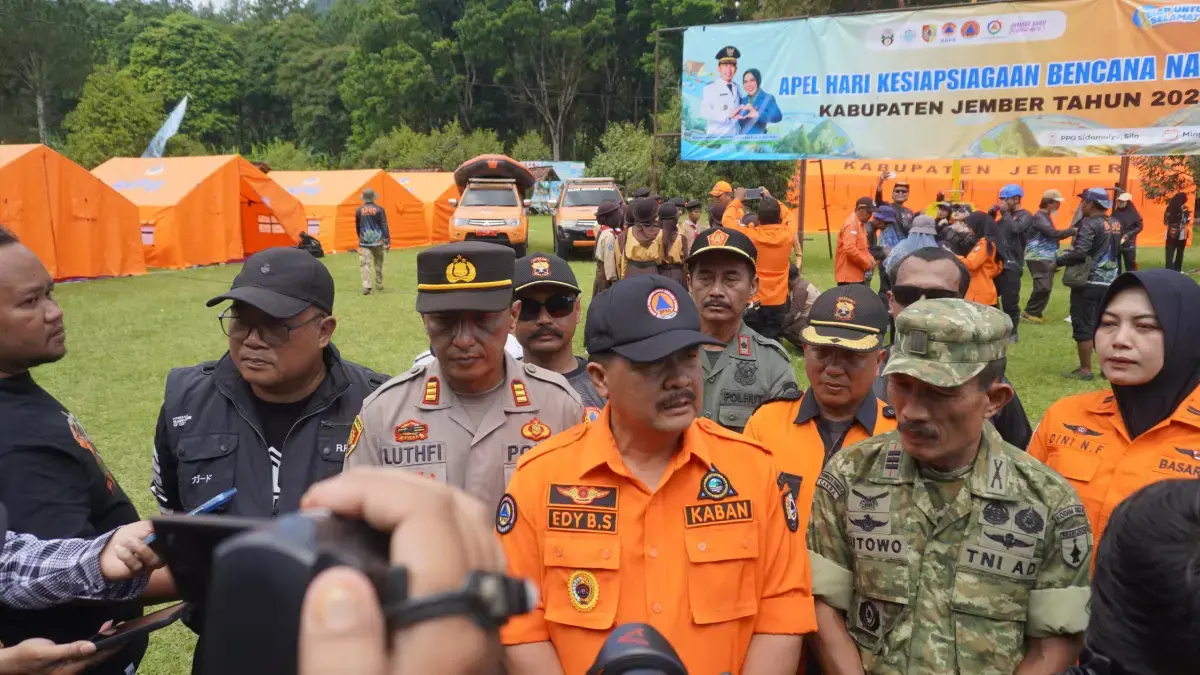 Kepala BPBD Jember, Edy Budi Susilo (tengah) memberikan keterangan seusai apel akbar puncak Hari Kesiapsiagaan Bencana (HKB) 2026. (Maulana/HaloJember)