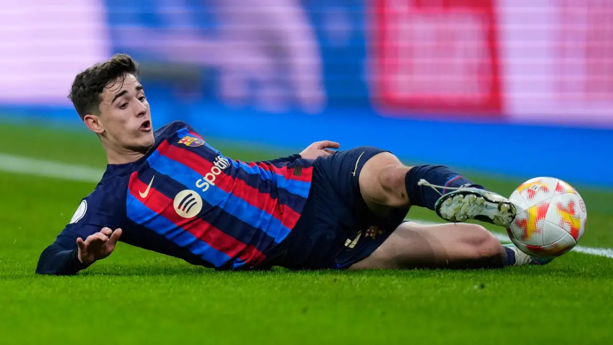 Gelandang muda Barcelona Gavi sentil Real Madrid terkait insiden duel Tchouameni vs Valverde serta menyebut Alvaro Arbeloa lakukan kesalahan dalam mengendalikan disiplin pemain tim utama. (AP Photo/Manu Fernandez)
