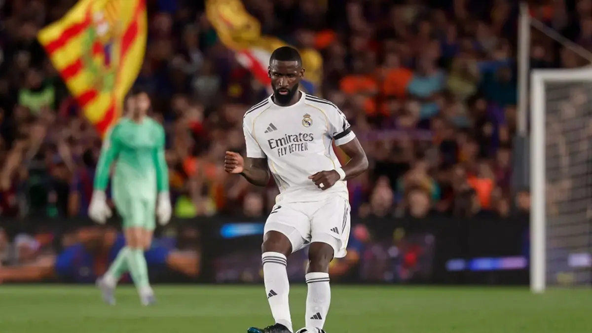 Pemain bertahan asal Jerman Antonio Rudiger tolak Juventus dan memilih untuk menandatangani draf perpanjangan kontrak baru agar bisa bertahan di Real Madrid pada musim depan. (Real Madrid)