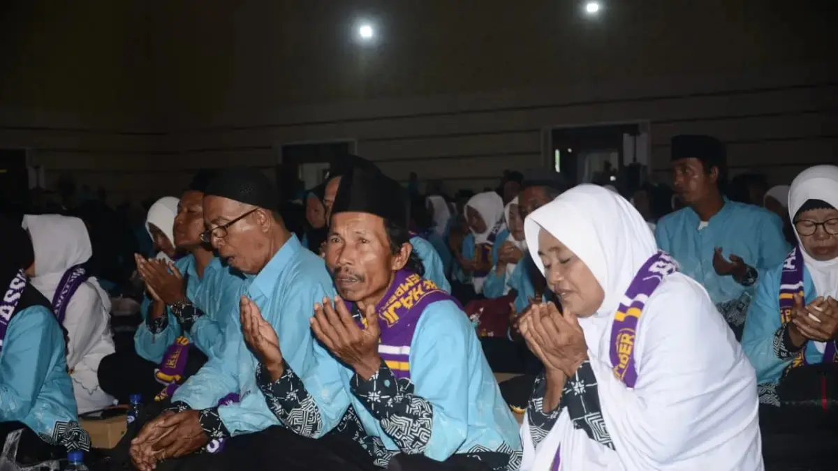 Doa bersama dan pelepasan haji bersama Bupati Jember Muhammad Fawait. (M. ADHI SURYA/HALOJEMBER)