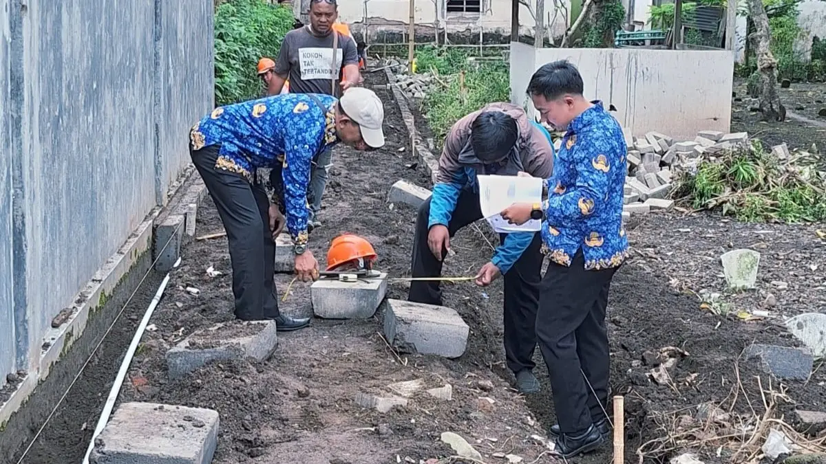 DIGARAP: Pekerja saat mulai pengerjaan jalan lingkungan beberapa waktu lalu. (DOKUMENTASI RADAR IJEN)