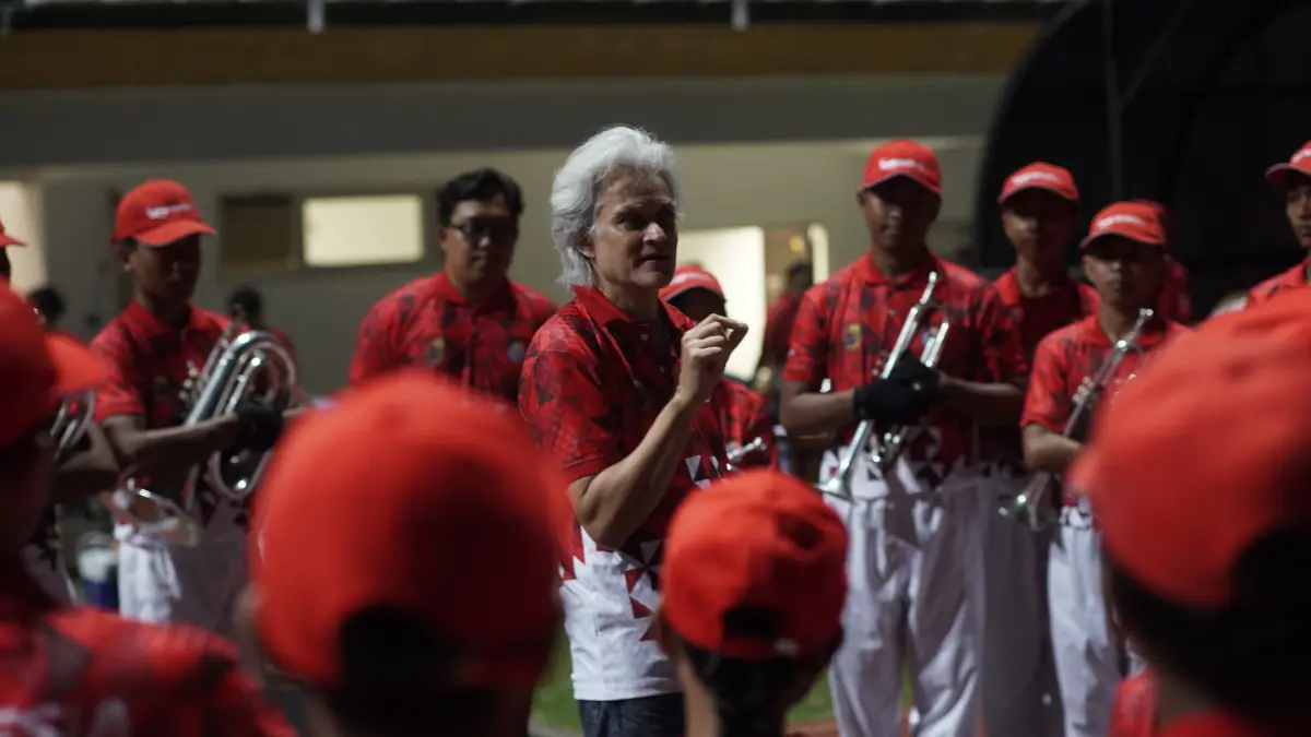 Konsultan musik asal Swiss Eric Awuy saat memberikan pelatihan kepada atlet Jember Marching Band (JMB) di Stadion Jember Sport Garden (JSG) Ajung. (SIDKIN ALI/HALO JEMBER)