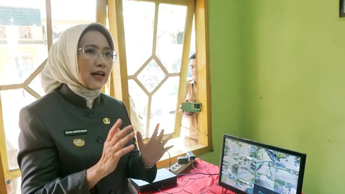 SALURKAN: Bupati Lumajang Indah Amperawati saat memantau pemasangan CCTV. (ATIEQSON MAR IQBAL/HALO JEMBER)