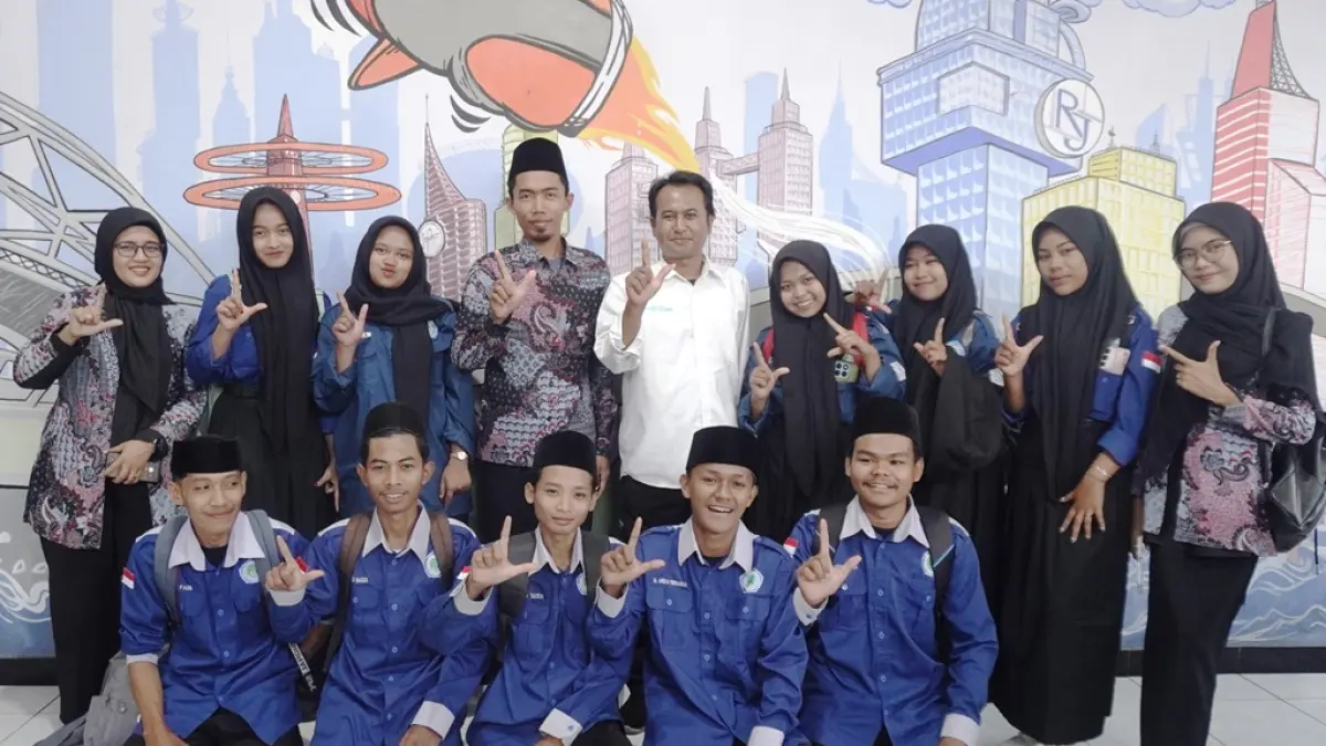 Belasan siswa SMK Sabilil Mukarromah berkunjung ke Jawa Pos Radar Jember. (YULIO FA/HALOJEBER)
