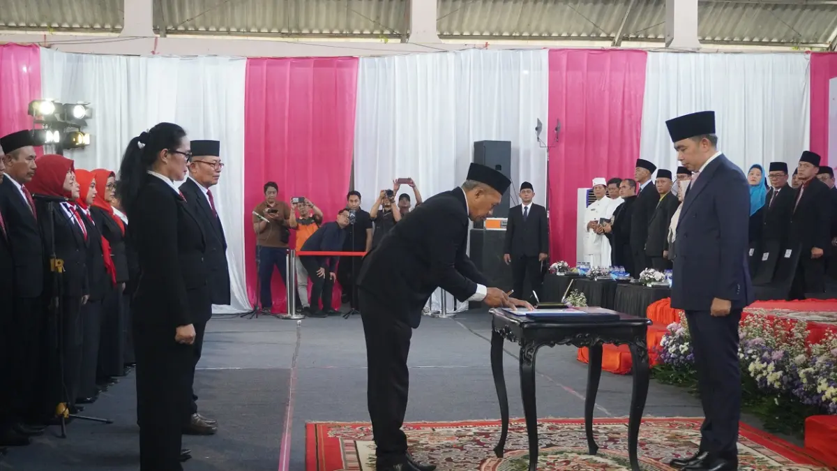 BERIKAN AMANAH BARU: Perwakilan sejumlah kepala sekolah yang baru dilantik, melakukan simbolis penandatanganan jabatan, saat pelantikan serentak yang dilangsungkan di Aula SMPN 7 Jember, 23/5 (Maulana/RJ)&nbsp;