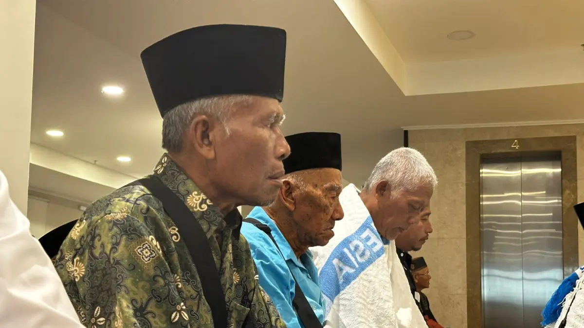 KHUSYUK: Jamaah kloter 96 mantapkan diri sebelum menuju puncak haji di Arafah. (Regar Jeane Dealen Nangka/Halo Jember)