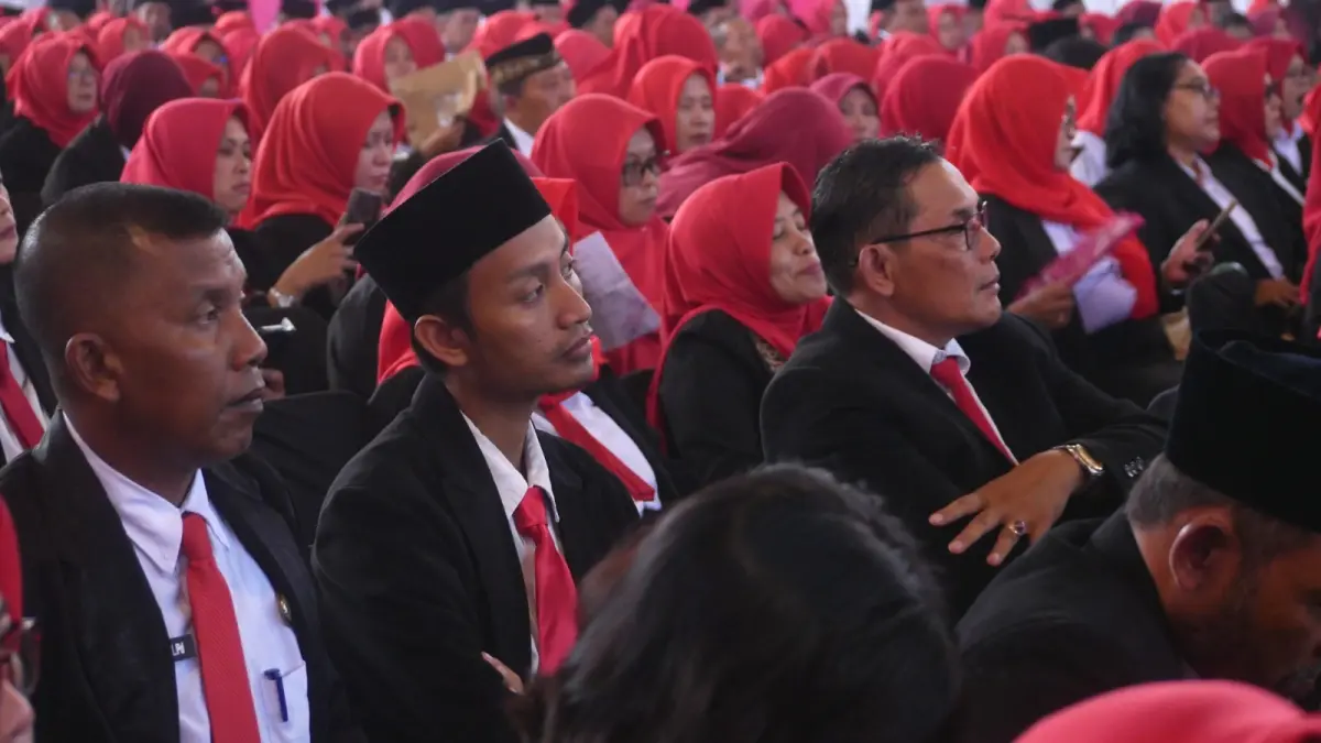 MENYIMAK: Kepsek, pengawas dan penilik menyimak pemaparan pemateri dalam Bimtek Penguatan Kepala Sekolah di GOR SMPN 7 Jember, Sabtu (23/5).