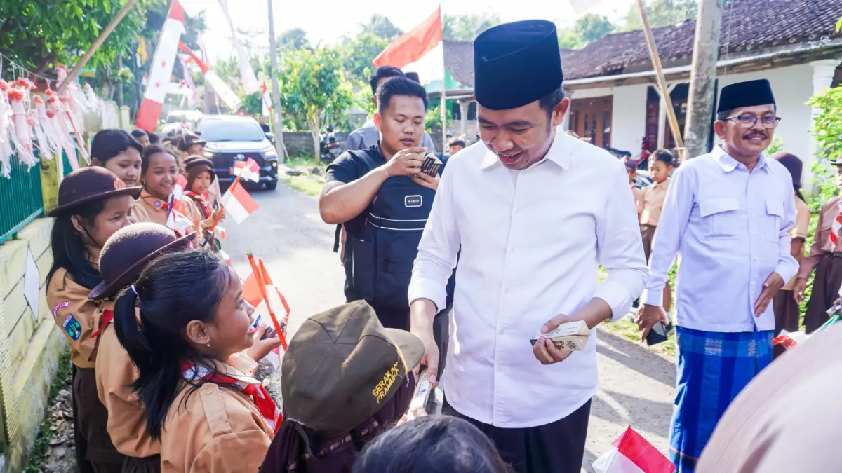 SAPA ANAK-ANAK: Gus Fawait saat kesempatan Bunga Desaku dan menyempatkan menyalami anak-anak sekolah dasar. Dan tahun ini, ia kembali menyatakan bahwa gedung sekolah dasar -selain SMP- akan kembali menjadi salah satu sasaran dari program revitalisasi sekolah bantuan pemerintah pusat. (Maulana/Halo Jember)