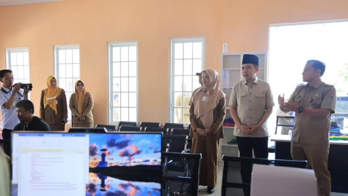 CEK LANGSUNG: Bupati Gus Fawait, ditemani Kepala DPMPTSP Isnaini Dwi Susanti dan Camat Jombang Farisa J. Taslim, saat memantau pelayanan di MPP Jombang, Senin (25/5) (maulana/Halo Jember)