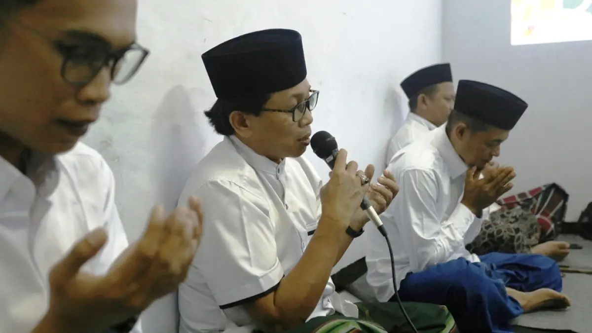 Direktur Jawa Pos Radar Jember A Choliq Baya memimpin doa bersama dalam Kenduri Berkah yang dilanjutkan dengan makan bersama serta pembagian daging sapi kurban. (yulio fa/halojember)
