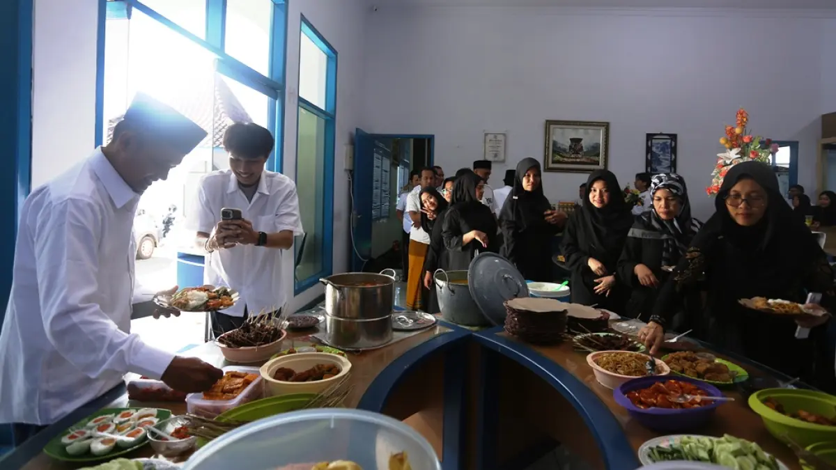 Lantaran kebanyakan, salah satu karyawan Jawa Pos Radar Jember Henky Kurniawan merasa pusing setelah makan daging kambing. (yulio fa/halojember)