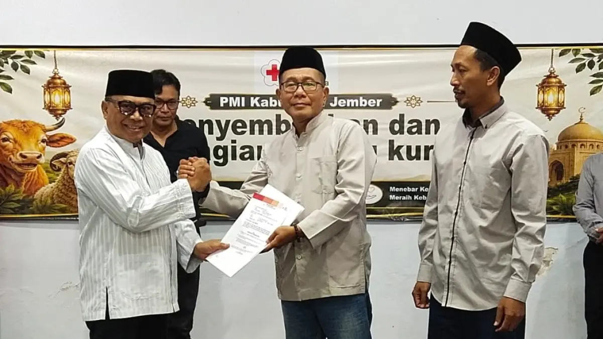 NAKHODA BARU: Ketua PMI Jember Zainollah (tengah) menyerahkan surat tugas kepada dr Agus Burhan Syah (kiri) sebagai kepala baru UDD PMI Jember. (PMI JEMBER)
