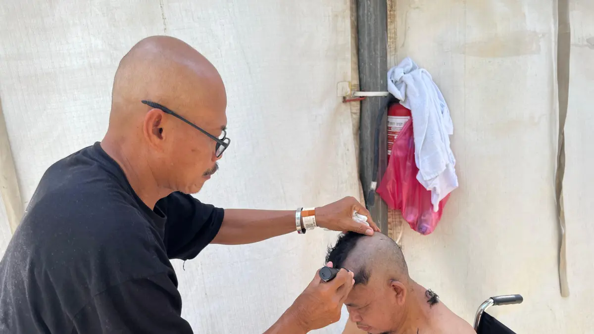 SALING BANTU: Proses cukur rambut setelah melaksanakan lempar jumrah di tenda jemaah haji. (Abdurrahman Imansyah untuk Halo Jember)