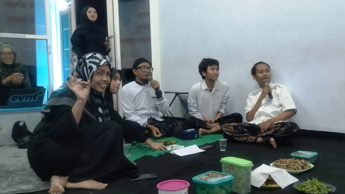 Sejumlah karyawan Jawa Pos Radar Jember bernyanyi di ruang Bedadung. (nurhariri/halojember)