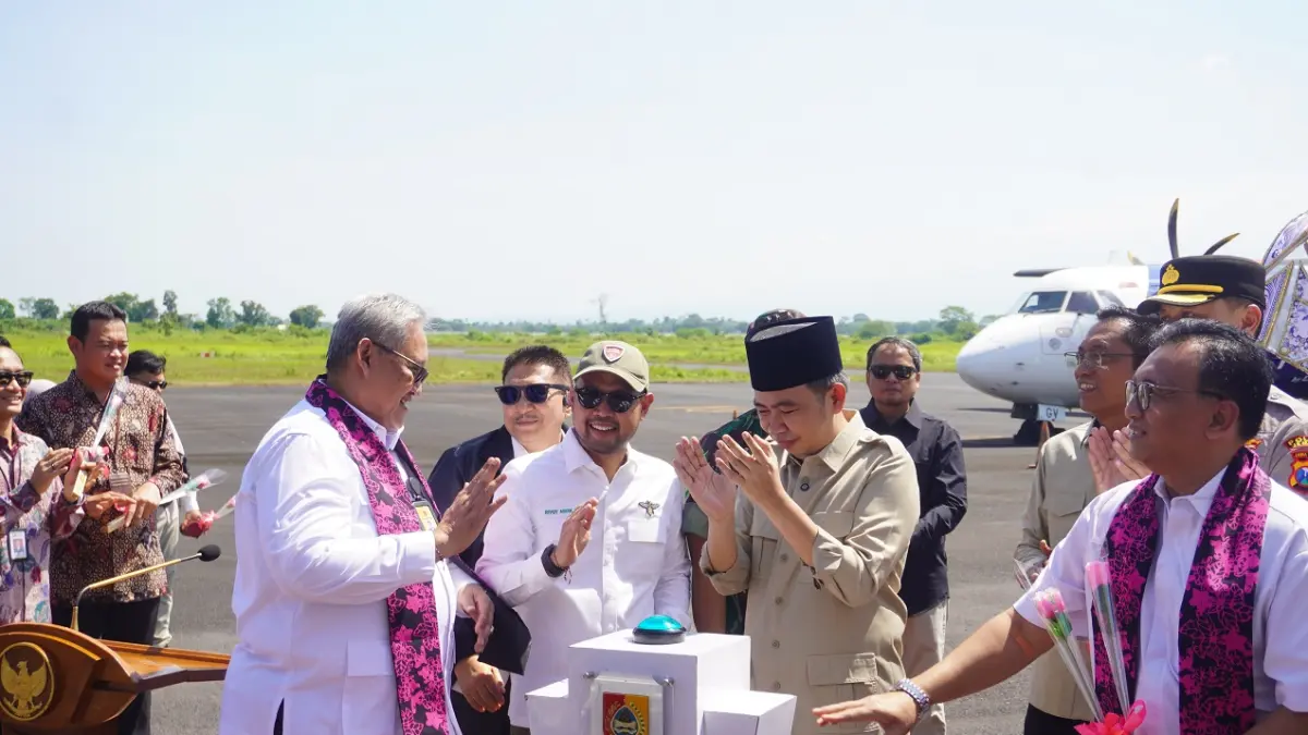 DIRESMIKAN: Dari kiri, Presiden Direktur Lion Group Daniel Putut, Anggota DPR Rivqy Abdul Halim, dan Bupati Gus Fawait, saat menyalakan sirine menandai pembukaan rute baru penerbangan Jember Surabaya menggunakan Wings Air, di Bandara Notohadinegoro Jember, Senin (1/6). (maulana/halo jember)